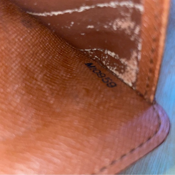 AUTHENTIC Louis Vuitton Compact Wallet - Picture 8 of 10